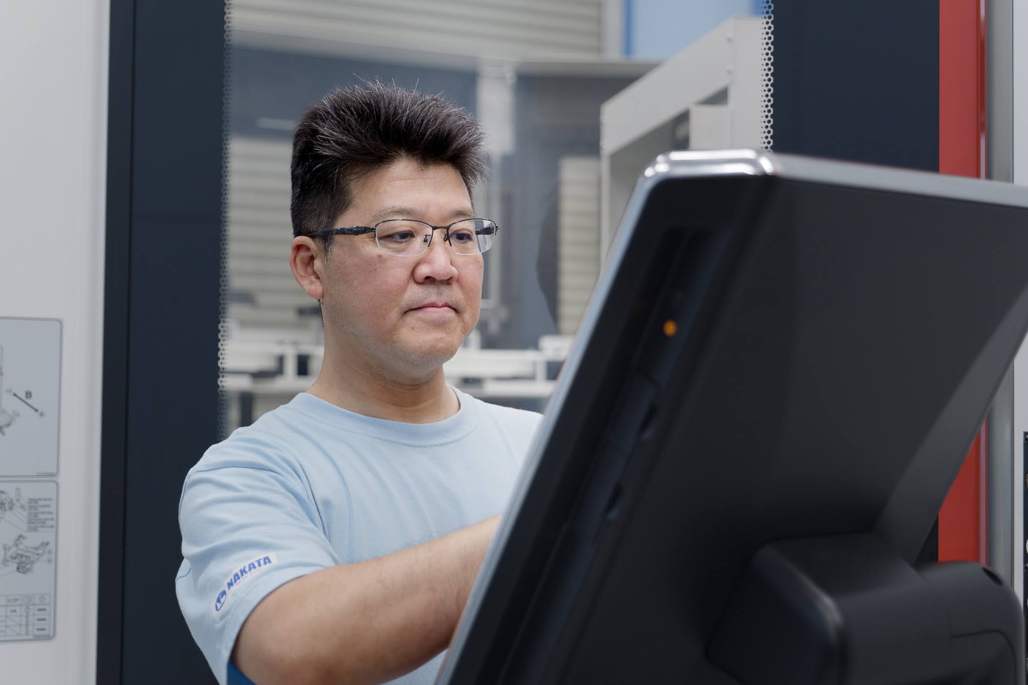 部品を確認する社員
