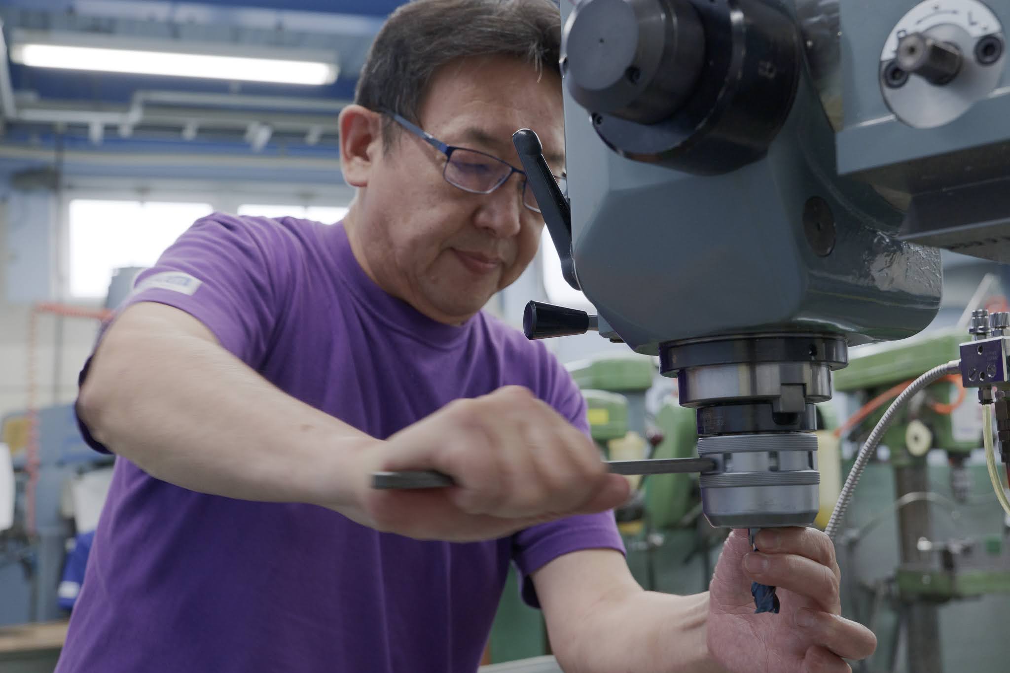 部品を確認する中田製作所の社員