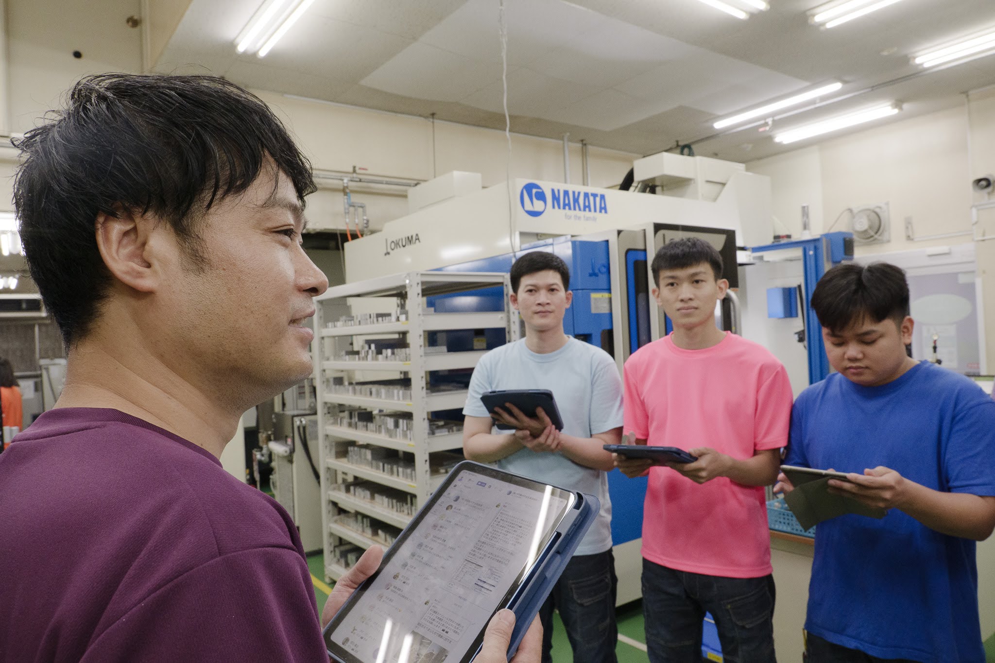 部品を確認する中田製作所の社員