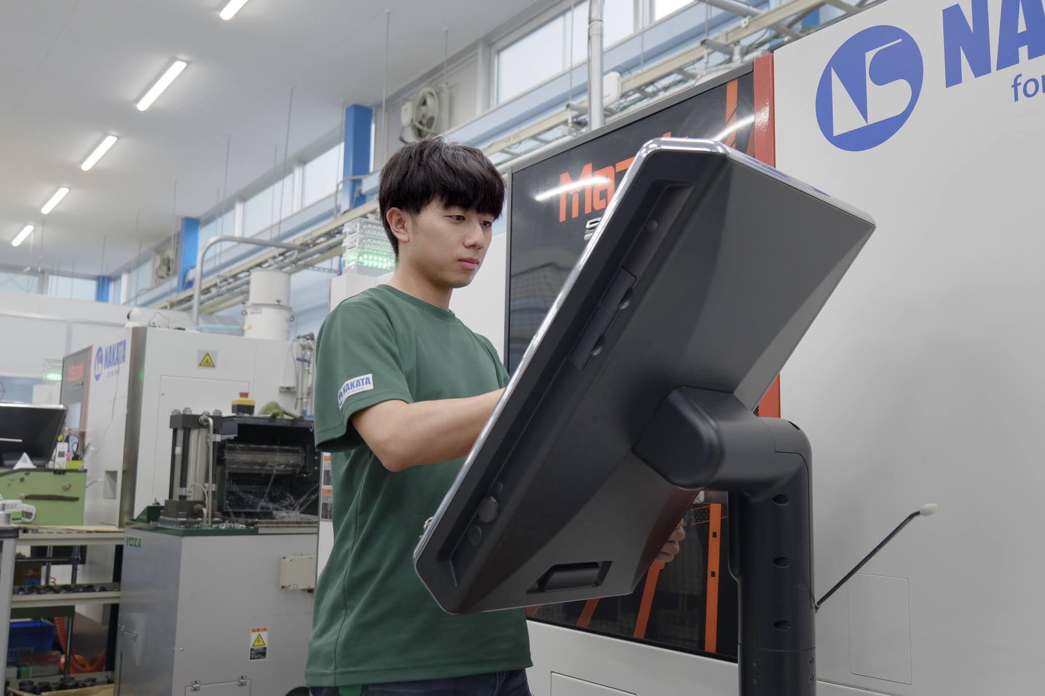 部品を確認する中田製作所の社員